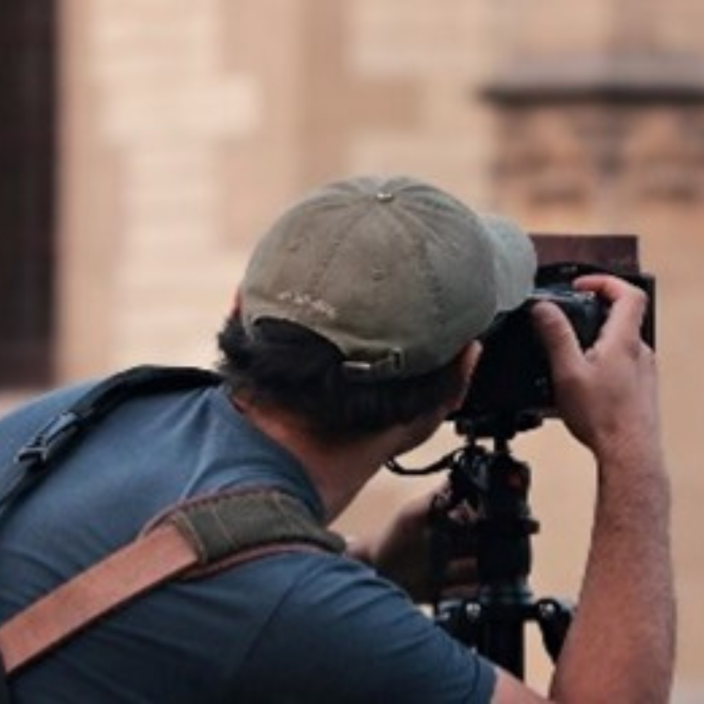 Executar fotografia digital em ambientes exteriores e interiores