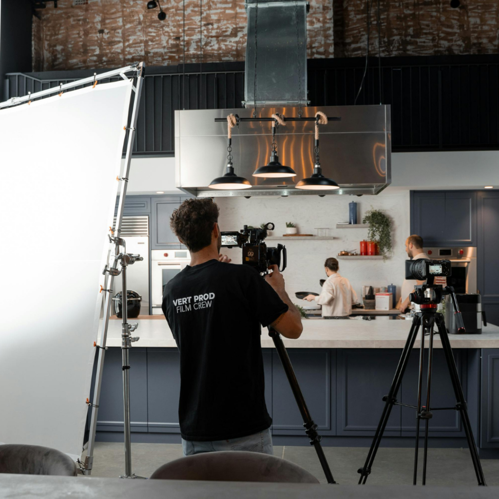 Executar fotografias e produzir vídeos promocionais